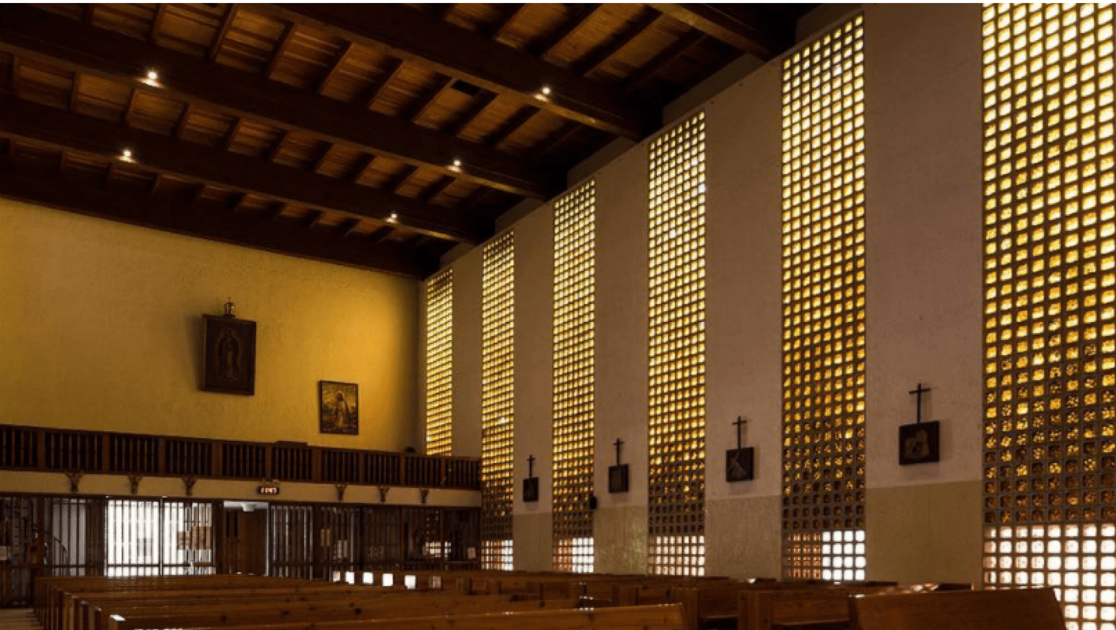 Fotografía interior de la iglesia de San Francisco sin gente 